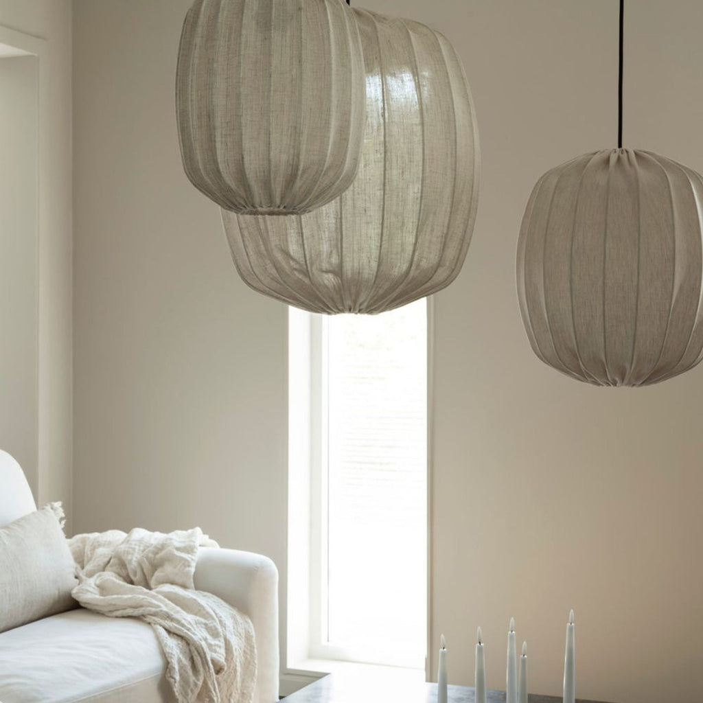Abat-jour en lin Watt & Veke dans un salon scandinave chaleureu