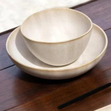 assiette-pates-sandstorm-22cm-01.jpg
→ Assiette à pâtes Sand Storm – vue du dessus – faïence artisanale beige