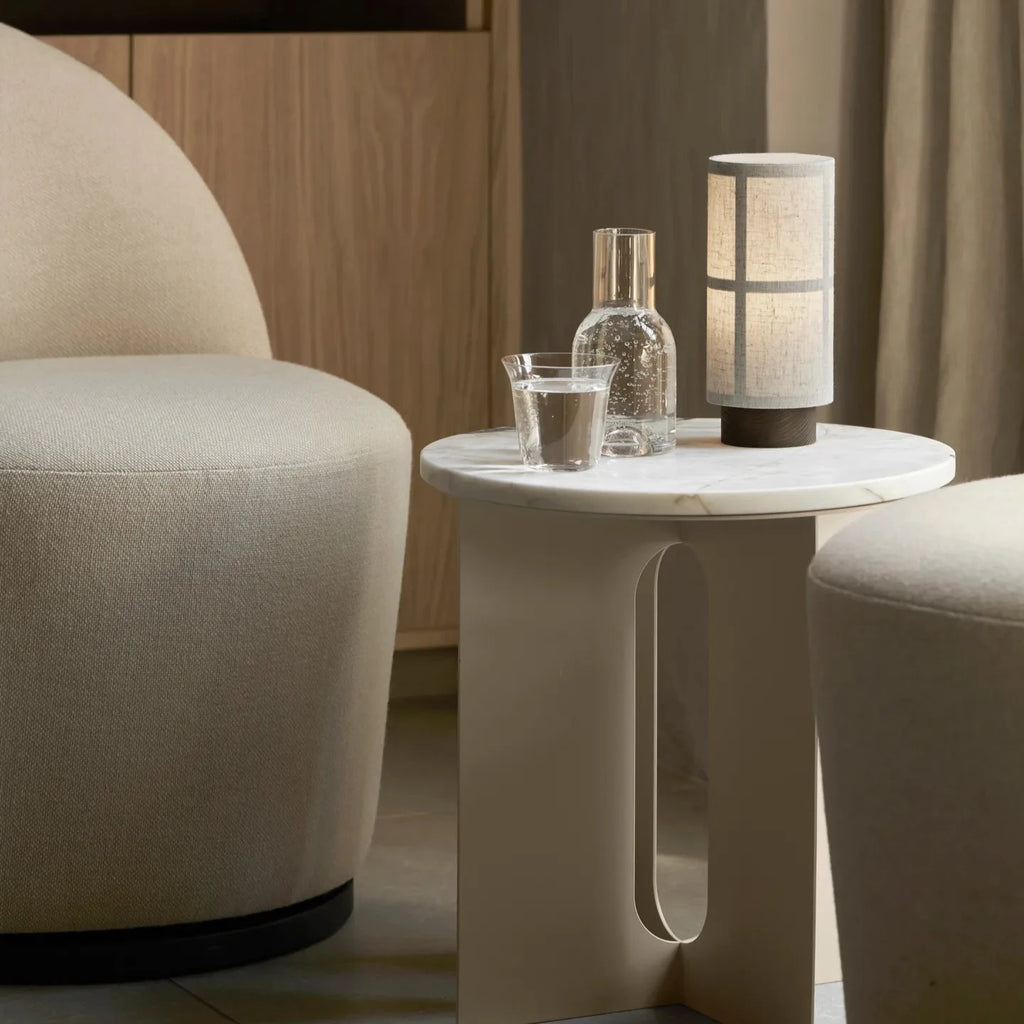 Lampe allumée sur une table de chevet minimaliste
