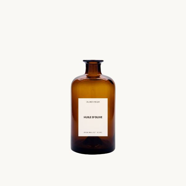 Duo de bouteilles en verre ambré avec bec verseur doré et noir, posées sur un plateau en bois, ambiance cuisine minimaliste et fonctionnelle.