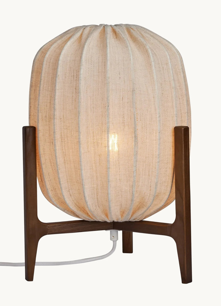 Lampe allumée dans une chambre