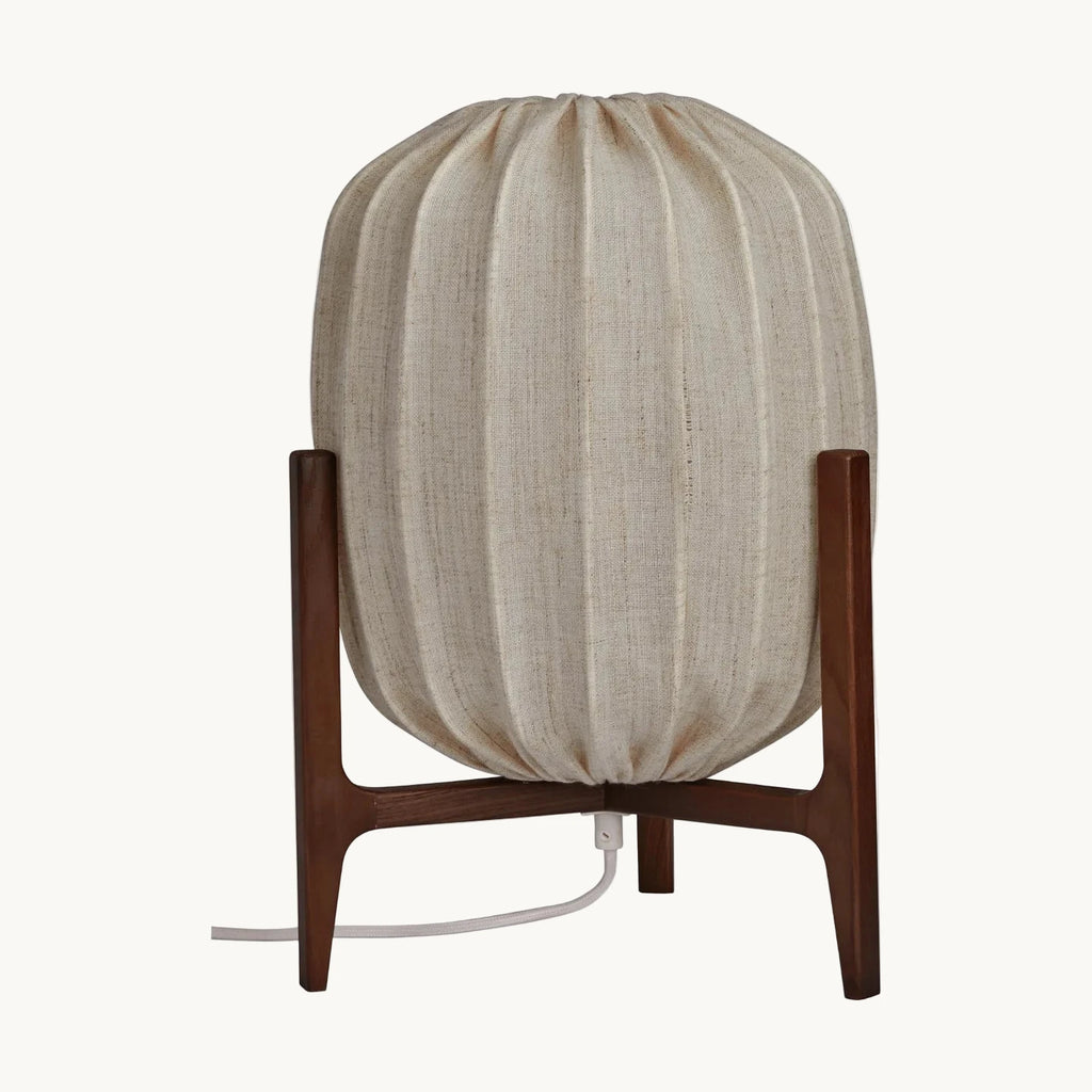 Lampe Prisma posée sur un buffet en bois