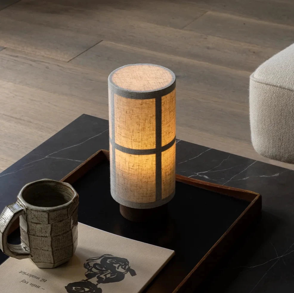 Lampe de table en lin beige Hashira, ambiance lecture