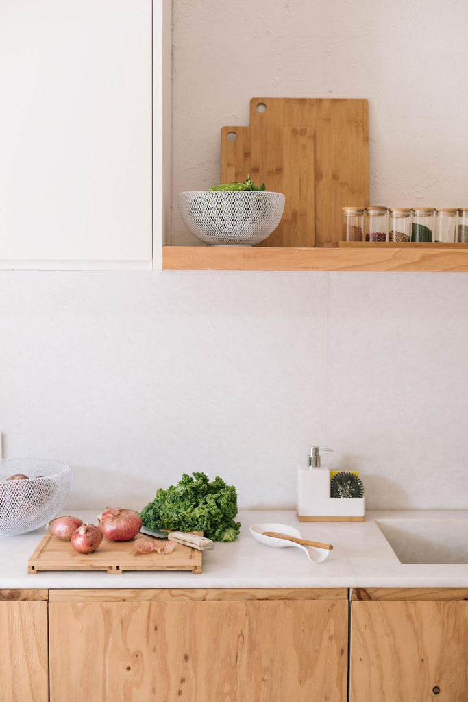 Pots à épices en verre remplis, montrant leur capacité de 600 ml pour contenir diverses herbes et condiments.