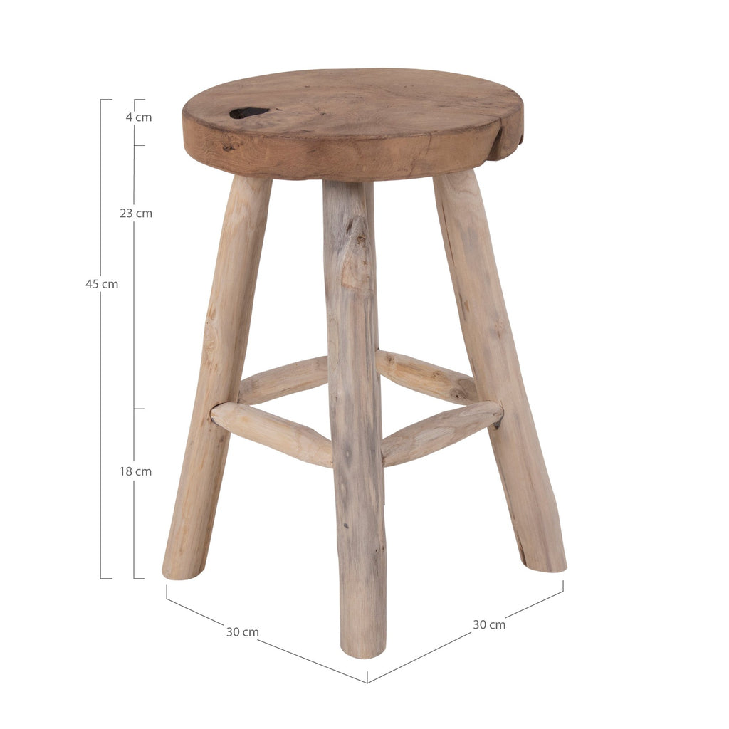 Tabouret en bois de teck naturel placé dans un salon moderne comme assise d'appoint